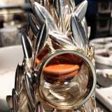 La scultura (dal nome �Cristo armonia e pace universale�) avvolge un�ampolla in vetro che contiene la manna di San Nicola pura (non diluita con acqua benedetta)...